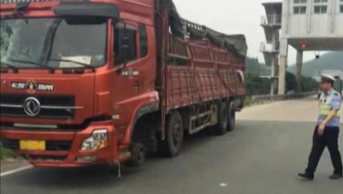 Semi-truck-pulled-over-for-driving-without-its-front-wheels